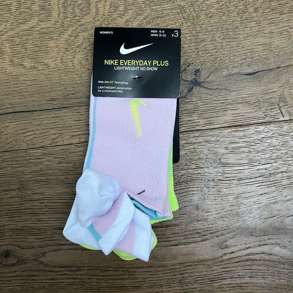 Nike Accessories - Nike Women's Everyday Plus Lightweight No-Show Socks 3 Pack